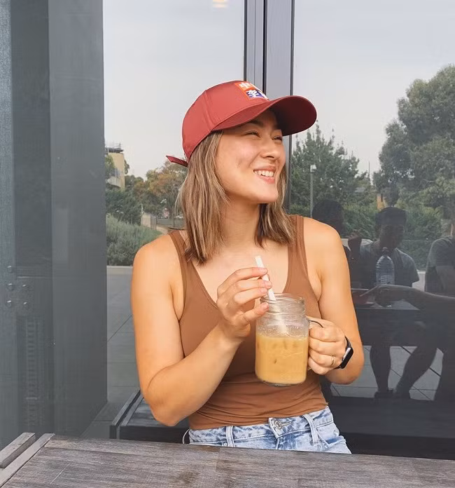 Somerville có nụ cười duyên với má lúm đồng tiền hút hồn người đối diện. Vẻ đẹp mộc mạc của Somerville giúp cô tỏa sáng dù không trang điểm hay ăn mặc cầu kỳ.