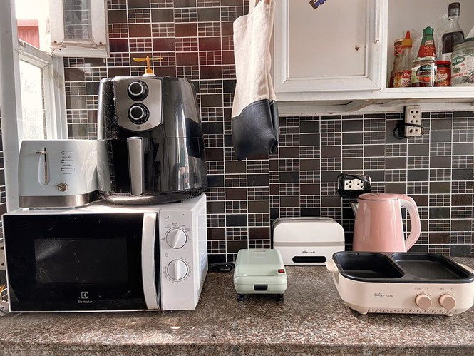 Ngôi nhà cũ qua bàn tay của chàng trai 9X đã trở thành một nơi lý tưởng cho những người độc thân. Căn bếp tuy nhỏ nhưng có thể nấu được một bữa ăn “siêu to siêu khổng lồ” với muôn vàn các loại món. Ảnh: Dat Pham