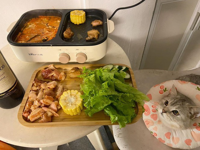 Dat Pham còn nhấn mạnh rằng tự lập đã mang đến cho anh chàng một cuộc sống lành mạnh, trách nhiệm và thú vị hơn. Đa số các bình luận bên dưới bài đăng đều bày tỏ sự ngưỡng mộ và mong muốn được học tập chàng trai trẻ.