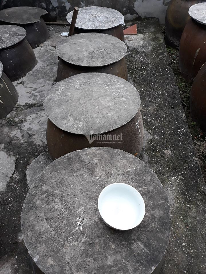 U vai nuoc mam 3 nam, rut nuoc cot ban cho dan sanh-Hinh-2