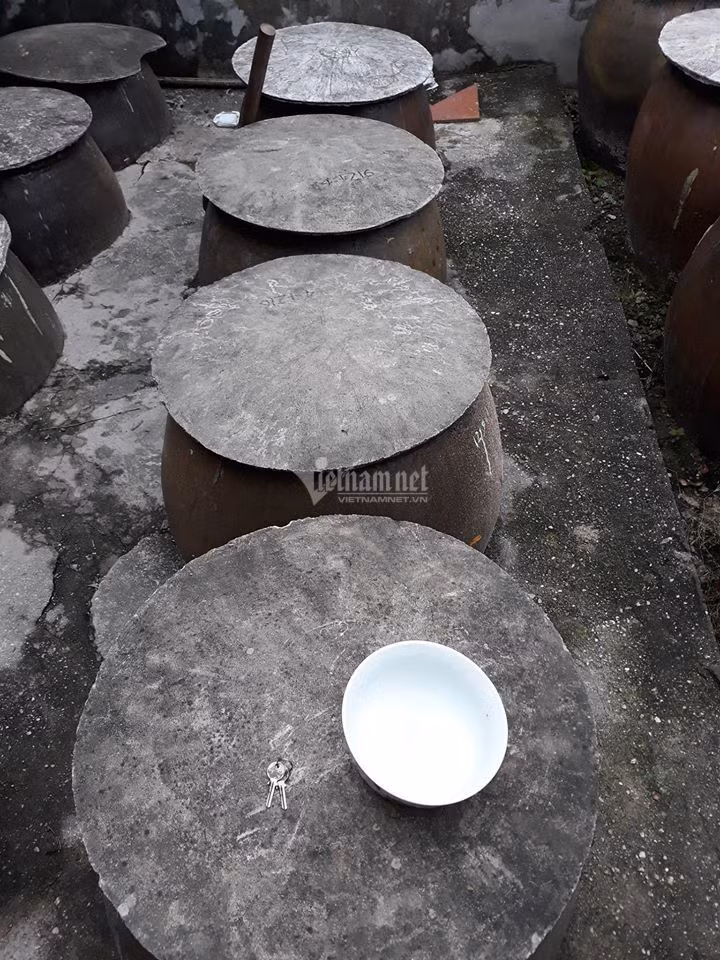 U vai nuoc mam 3 nam, rut nuoc cot ban cho dan sanh-Hinh-2