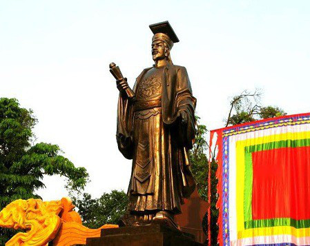 Theo sách “Kể chuyện hiền nhân nước Việt”, Đào Cam Mộc và Thiền sư Vạn Hạnh là những người có công lớn trong việc đưa Lý Công Uẩn làm vua.