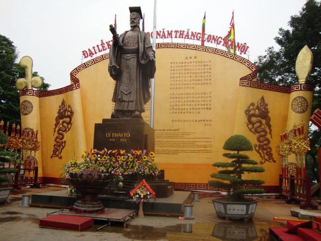 Theo sách “Lịch triều hiến chương loại chí”, sau khi lên ngôi vua, ông dời đô về Đại La, sau đổi tên thành Thăng Long (Hà Nội ngày nay) vào năm 1010, cho xây dựng nhiều chùa.