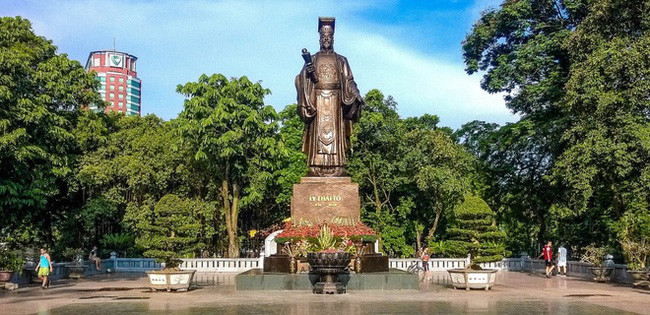 Lý Công Uẩn (974-1028) quê ở châu Cổ Pháp, huyện Thừa Sơn, tỉnh Bắc Ninh. Sau này lớn lên, ông làm quan cho nhà Tiền Lê. Khi vua Lê Trung Tông bị Lê Long Đĩnh (Lê Ngọa Triều) giết hại, quần thần chạy hết, Lý Công Uẩn vẫn ôm xác vua than khóc. Hành động đó khiến Lê Ngoạ Triều cảm động và tiếp tục tin dùng ông.