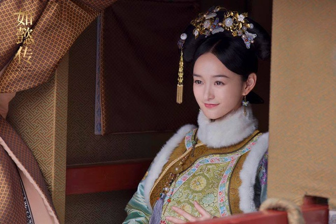 Tập 18 của Như Ý truyện có cảnh Mai tần tát Nhàn phi vì nghĩ đây chính là kẻ hại chết con mình. Hà Hoằng San xin đạo diễn thay một bàn tay khác vào vì cô lo lắng và không dám đánh Châu Tấn. Song, Châu Tấn không đồng ý, yêu cầu đàn em tự diễn và tát thật để mang tới cảm xúc cần thiết cho cảnh quay.