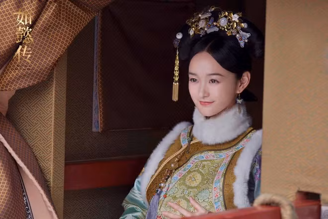 Tập 18 của Như Ý truyện có cảnh Mai tần tát Nhàn phi vì nghĩ đây chính là kẻ hại chết con mình. Hà Hoằng San xin đạo diễn thay một bàn tay khác vào vì cô lo lắng và không dám đánh Châu Tấn. Song, Châu Tấn không đồng ý, yêu cầu đàn em tự diễn và tát thật để mang tới cảm xúc cần thiết cho cảnh quay.