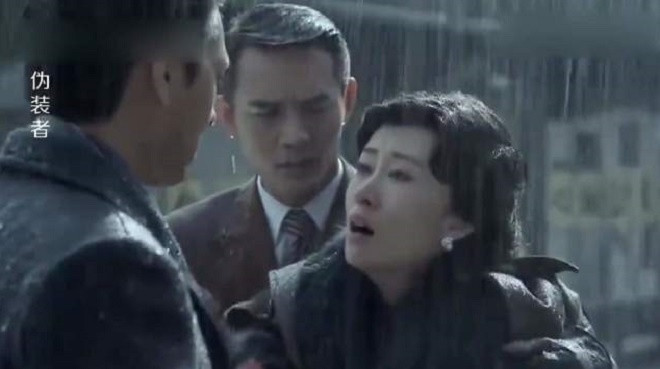 Vì quá nhập tâm, nam diễn viên Cận Đông đã đánh thẳng và mạnh vào mặt Lưu Mẫn Đào. Sau cảnh quay, trên má nữ diễn viên họ Lưu in dấu 5 ngón tay. Lực từ cú tát khiến bộ tóc giả của Lưu Mẫn Đào suýt rơi xuống. Phân đoạn nói trên được quay dưới mưa, khiến bộ dạng của ngôi sao kỳ cựu thêm nhếch nhác. Dù vậy, cô vẫn nén đau để cố gắng phối hợp cùng Cận Đông hoàn thành phân đoạn bi kịch đó.