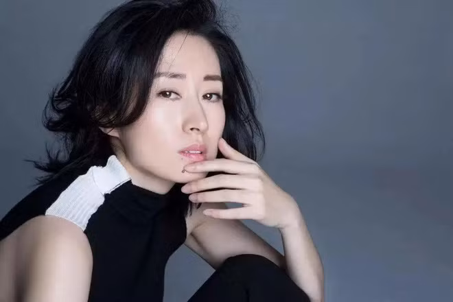 Kẻ ngụy trang: Theo Sohu, hồi tháng 5, nữ diễn viên Lưu Mẫn Đào từng tiết lộ một kỷ niệm khó quên khi vào vai Minh Kính - chị cả của gia tộc họ Minh, người nuôi dưỡng ba anh em Minh Lâu (Cận Đông), Minh Thành (Vương Khải), Minh Đài (Hồ Ca) ở bộ phim Kẻ ngụy trang. Trong một cảnh quay, Minh Kính bị Minh Lâu cho một cú tát. Bị người em trai mình yêu thương đánh, Minh Kính đau khổ. Minh Lâu cũng day dứt không kém khi buộc phải bất kính với chị gái để qua mặt kẻ thù.