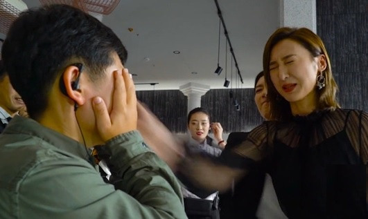 Tại một sự kiện ở Hong Kong diễn ra vào cuối tháng 7, nữ diễn viên Cao Hải Ninh đã tiết lộ chuyện hậu trường sau cảnh tát. Cô được yêu cầu thực hiện phân đoạn đó ngay ngày đầu tới phim trường. Vì chưa kịp quen thân với Giang Sơ Ảnh, Cao Hải Ninh tỏ ra ái ngại. Đạo diễn lại yêu cầu “tát một phát ăn ngay”, khiến người đẹp họ Cao thêm căng thẳng.