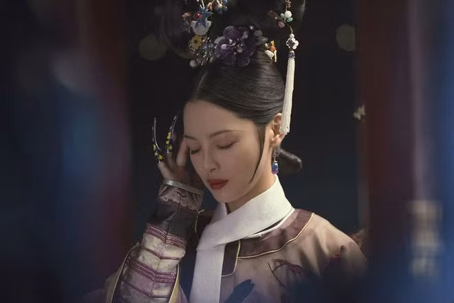 Tân Chỉ Lôi từng thú nhận cô không ngờ Hoắc Kiến Hoa dùng hết sức mà đánh như vậy. Cú tát mạnh đến mức tay của nam diễn viên bị đau, còn Tân Chỉ Lôi choáng váng, ngã ra đất, trang sức trên đầu rơi xuống, không thể ngay lập tức diễn tiếp. Tuy nhiên, nữ diễn viên không trách Hoắc Kiến Hoa mà ngược lại, khâm phục thái độ chuyên nghiệp của đàn anh.