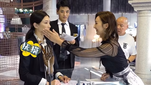 Ngay cả khi phó đạo diễn trực tiếp thị phạm cảnh tát, Cao Hải Ninh vẫn không dám đánh mạnh tay. Trái ngược với bạn diễn, Giang Sơ Ảnh tỏ ra thoải mái, đề nghị Cao Hải Ninh cứ đánh thật. Mỹ nhân họ Giang thậm chí còn cầm tay hướng dẫn đối phương nên dùng lực ra sao. Nhờ đó, Cao Hải Ninh mới tự tin nhập vai.