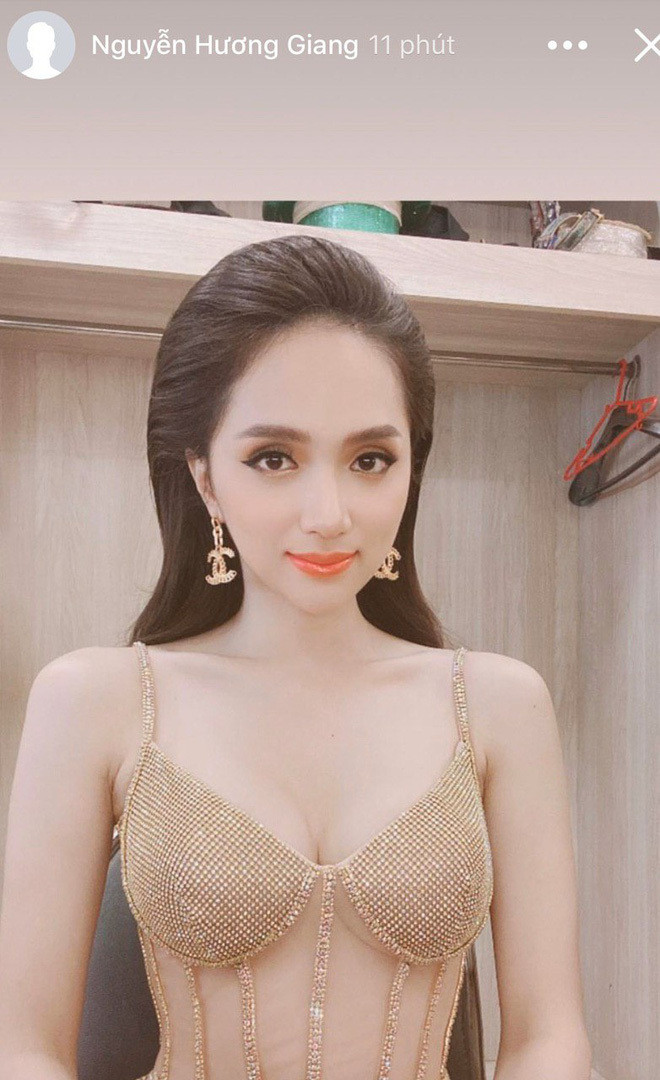 Hương Giang khiến người hâm mộ “phát sốt’ khi đăng hình diện váy khoe khéo vòng 1 căng đầy cùng vai trần quyến rũ, gợi cảm tại đêm Chung kết Hoa hậu Chuyển giới Toàn cầu 2020.