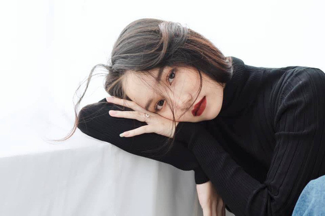 Nữ chính “Mắt Biếc” – Trúc Anh chứng minh nhan sắc ‘không phải dạng vừa” khi khoe bộ ảnh biến hoá phong cách quyến rũ, đầy nữ tính. Nhiều khán giả còn cho biết họ không thể cưỡng lại thần thái và đôi mắt đẹp của nữ diễn viên.