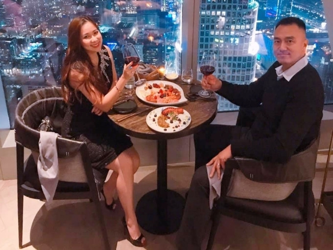 Cựu thành viên Mắt Ngọc – Duy Uyên mới đây đã cùng chồng kỷ niệm 10 năm kết hôn bằng bữa tối lãng mạn trong một nhà hàng sang trọng có khung cảnh nhìn ra thành phố Los Angeles ban đêm.