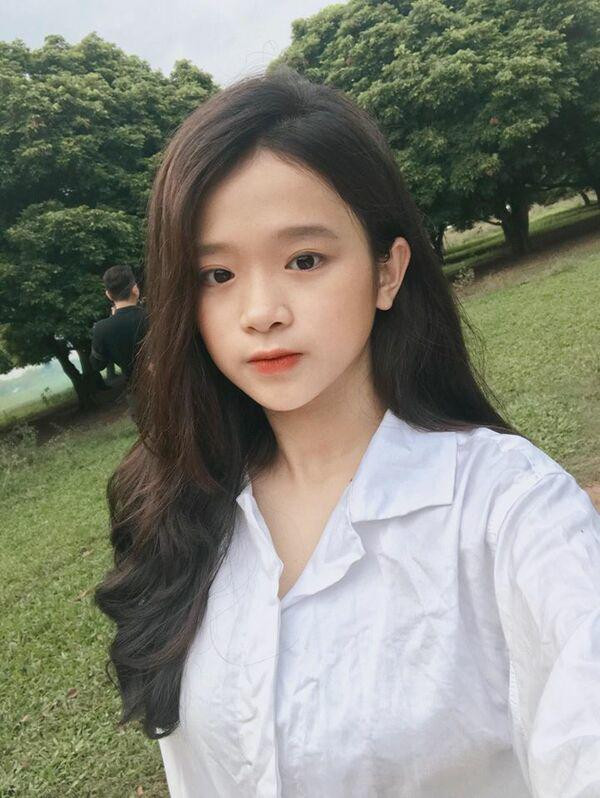 Dạo gần đây, Linh Ka thường xuyên thu hút sự chú ý của dân tình khi đăng tải những hình ảnh khoe dáng vô cùng gợi cảm. 18 tuổi, cô nàng cho thấy sự tự tin thể hiện bản thân trước ống kính khi sở hữu không chỉ gương mặt xinh đẹp mà hơn nữa là cả thân hình thanh thoát, cân đối cùng vòng 1 căng tròn, tràn đầy sức sống. Bức hình mới đây được hot girl chia sẻ lên trang cá nhân đã cho thấy rõ nhất ưu điểm tuyệt vời ở vòng 1 cô nàng.