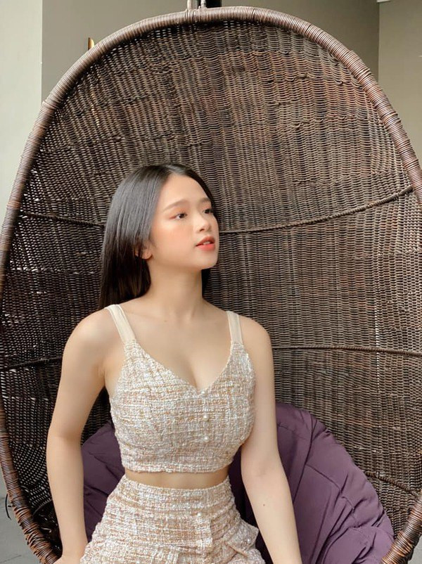 Cho tới một năm trở lại đây, sự thay đổi về gu ăn mặc đã giúp hot girl sinh năm 2002 khoe khéo vòng 1 tràn đầy sức sống, cùng như thân hình đồng hồ cát hoàn hảo. Những khoảnh khắc phô diễn ưu điểm hình thể đầy gợi cảm được hot girl cập nhật liên tục trên trang cá nhân. Có lẽ chính sự trưởng thành ở gu thời trang cùng quá nhiều hình ảnh khoe thềm ngực đầy của Linh Ka đã làm nhiều người hiểu lầm chuyện cô nàng đã “dao kéo” vòng 1.