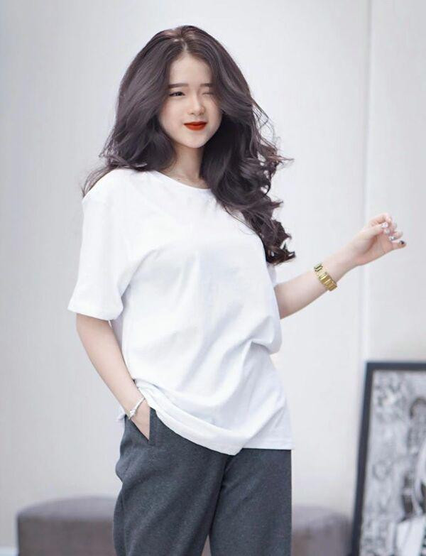 Lục lại những hình ảnh cũ từ cách đây 3 năm của Linh Ka, thời điểm hot girl này mới nổi tiếng sẽ thấy, dường như cô nàng thực sự may mắn khi sở hữu thân hình phổng phao hơn bạn bè cùng trang lứa. Tuy nhiên, việc chỉ diện đồ kín đáo đã không thể giúp Linh Ka có cơ hội khoe ra ưu điểm ở ngoại hình.