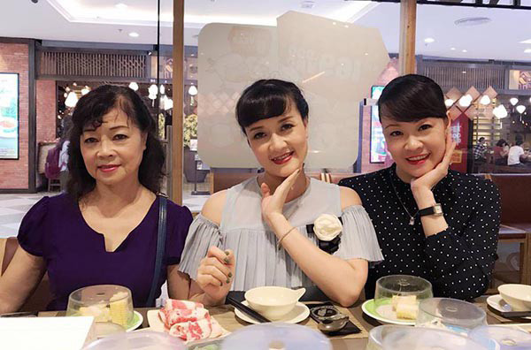 Nói về quyết định đi thi Hoa hậu, Vân Trang kể: "Hồi đấy, tôi và Vân Dung chưa bao giờ có ý định đi thi Hoa hậu đâu. Cả hai chị em đều làm mẫu ảnh cho các tạp chí, báo Công an. Lúc ấy, các chú nhà báo quen nhau và giới thiệu có hai bé này xinh lắm. Sau đó có bác bên báo Tiền phong đến nói chuyện động viên ba mẹ cho hai chị em đi thi nhưng mẹ tôi không đồng ý".