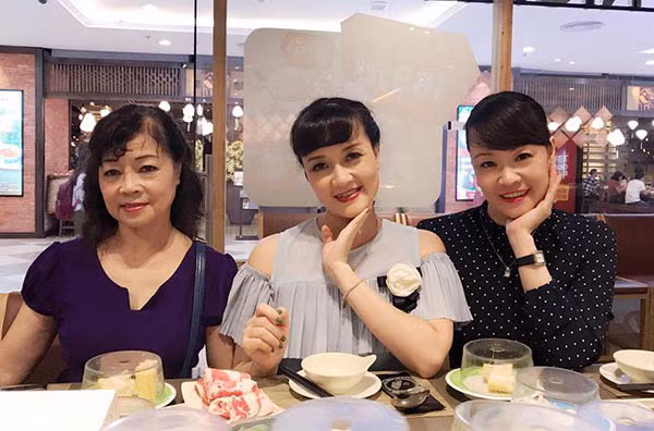 Nói về quyết định đi thi Hoa hậu, Vân Trang kể: "Hồi đấy, tôi và Vân Dung chưa bao giờ có ý định đi thi Hoa hậu đâu. Cả hai chị em đều làm mẫu ảnh cho các tạp chí, báo Công an. Lúc ấy, các chú nhà báo quen nhau và giới thiệu có hai bé này xinh lắm. Sau đó có bác bên báo Tiền phong đến nói chuyện động viên ba mẹ cho hai chị em đi thi nhưng mẹ tôi không đồng ý".