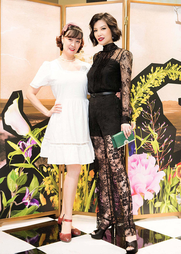 Vân Dung chụp cùng siêu mẫu Vũ Cẩm Nhung.