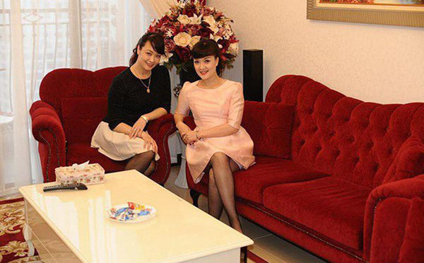 Cả hai sống gần nhau và luôn giúp đỡ nhau trong công việc lẫn cuộc sống.