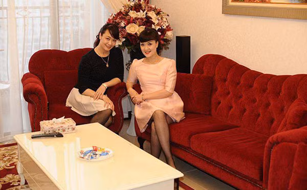 Cả hai sống gần nhau và luôn giúp đỡ nhau trong công việc lẫn cuộc sống.