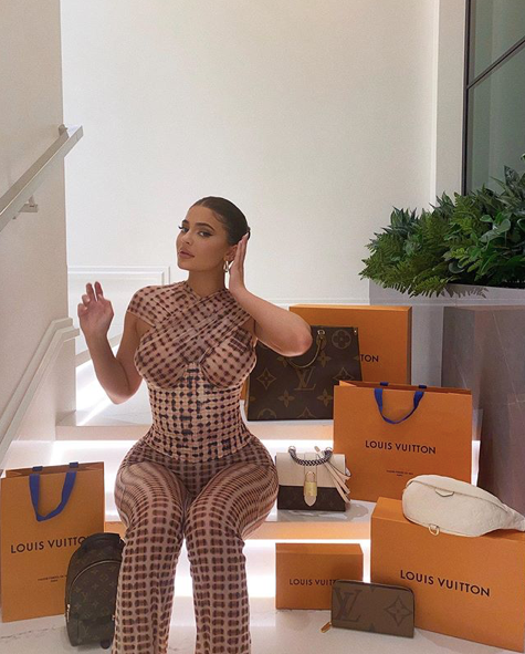 Kylie Jenner rất giàu và cô tận dụng điều đó để mở rộng kinh doanh. Cô thường phô trương sự giàu có của mình trên trang cá nhân có gần 200 triệu người theo dõi. Ảnh: Instagram.