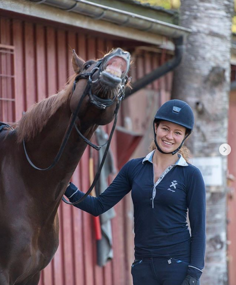 Ngược lại, cha mẹ của Katharina và Alexandra dạy họ phải tiết kiệm. Trên thực tế, Alexandra thậm chí còn tiết kiệm từ tiền tiêu vặt và giải thưởng từ các cuộc thi đua ngựa. Ảnh: Instagram.