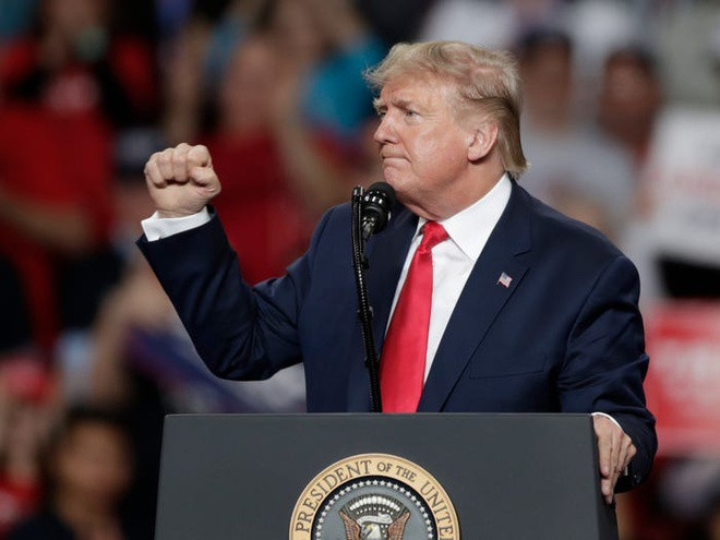 Kể từ khi Tổng thống Donald Trump bắt đầu nhiệm kỳ cách đây hơn 3 năm, khối tài sản của các tỷ phú Mỹ tăng thêm 10,6%. Business Insider đánh giá rằng luật cải cách thuế của chính quyền Tổng thống Trump góp phần đáng kể cho mức tăng này. Ảnh: AP.