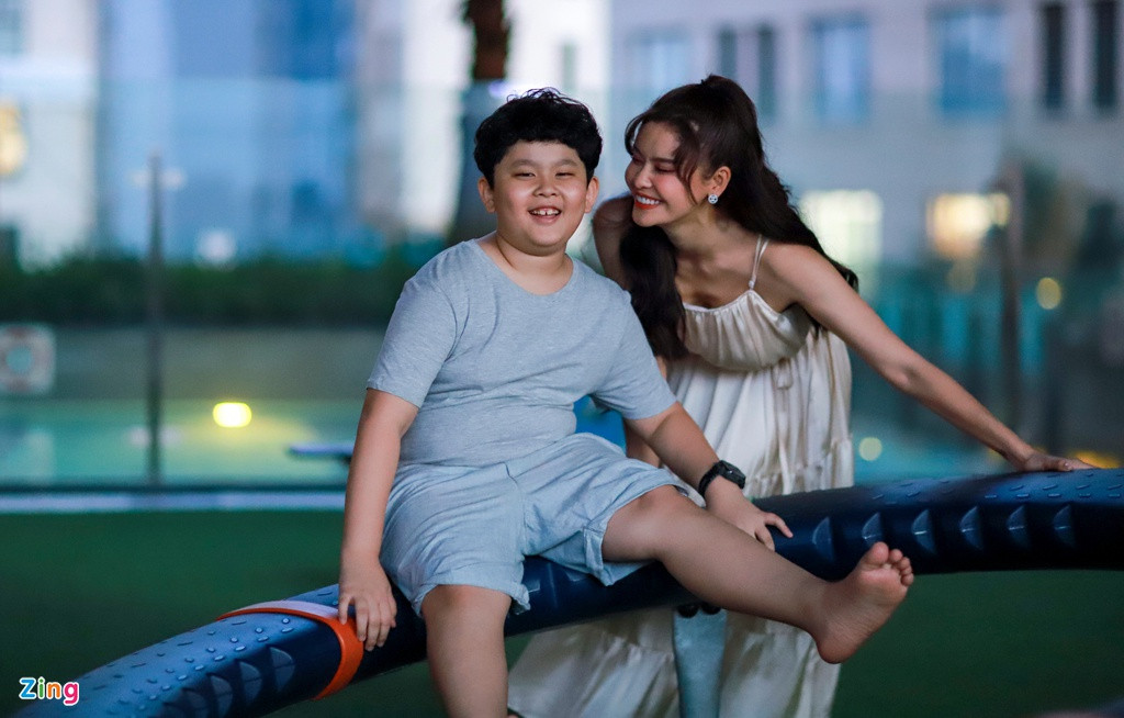 Sau khi chuẩn bị xong sách vở cho buổi học đầu tiên, Trương Quỳnh Anh đưa con trai xuống khu vui chơi của chung cư. Cô khuyến khích bé tham gia những trò chơi vận động. Tiếp đó, hai mẹ con lên nhà để chuẩn bị nấu bữa tối. "Một ngày ở bên con trai tôi thấy thời gian như ngắn lại", giọng ca sinh năm 1989 nói.