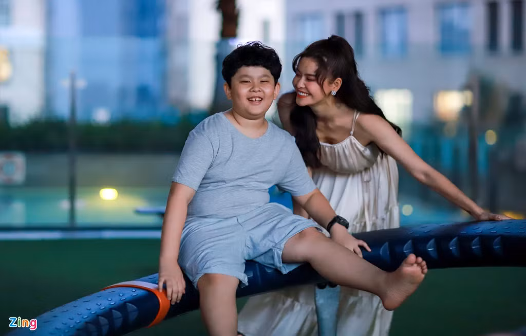 Sau khi chuẩn bị xong sách vở cho buổi học đầu tiên, Trương Quỳnh Anh đưa con trai xuống khu vui chơi của chung cư. Cô khuyến khích bé tham gia những trò chơi vận động. Tiếp đó, hai mẹ con lên nhà để chuẩn bị nấu bữa tối. "Một ngày ở bên con trai tôi thấy thời gian như ngắn lại", giọng ca sinh năm 1989 nói.