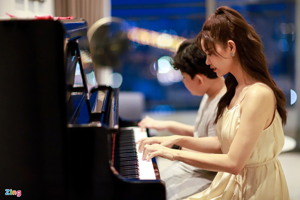 Tiếp đó, cô hướng dẫn con trai chơi đàn piano. Chia sẻ với Zing, Trương Quỳnh Anh cho biết bé Sushi thích đá bóng, hâm mộ cầu thủ Cristiano Ronaldo. "Tôi không ép con trai theo con đường nghệ thuật của mẹ. Sushi có thể tự do phát triển theo đam mê và mong muốn của con", cô nói.