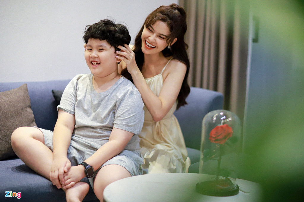 PV Zing ghé thăm nơi ở của Trương Quỳnh Anh tại quận 4 (TP.HCM). Hai mẹ con nữ ca sĩ vừa chuyển đến căn hộ mới được hai ngày. Tranh thủ thời gian rảnh rỗi, giọng ca sinh năm 1989 sắp xếp đồ đạc, trang trí lại từng góc nhỏ trong không gian sống mới. Bé Sushi giúp mẹ những việc nhẹ nhàng. Sau một buổi chiều dọn dẹp, cô và con trai nghỉ ngơi, thư giãn. Trương Quỳnh Anh bóp đầu, massage cho con trai trên ghế salon ở phòng khách.