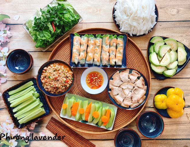 Được biết, chị Phương hiện đang làm nha sĩ - dược sĩ tại phòng khám nhà. Công việc có phần bận rộn nhưng không vì thế mà chị Phương qua loa với việc chăm sóc các thành viên trong gia đình.