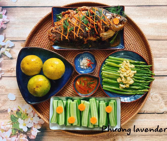 Ăn cả thế giới là sở thích của rất nhiều người, bởi vậy nên ai mà biết nấu ăn thì thường sẽ được ngưỡng mộ nhiều lắm. Chị vợ có nickname Phương Lavender đến từ Hà Nội đã chinh phục được những cư dân mạng khó tính nhất khi khoe tài nghệ vào bếp của mình.