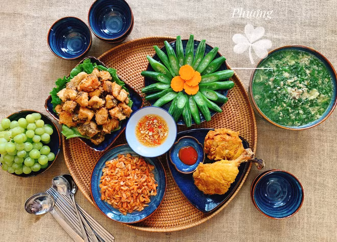 Để tiết kiệm thời gian, bí quyết của bà nội trợ này là sắp xếp trước thực đơn từ tối hôm trước, những loại nước màu (nước hàng), nước nghệ... thì đóng chai để tủ lạnh, khi nấu chỉ việc mang ra. Những gia vị khô luôn được mua đầy đủ và được ghi chú vào điện thoại, cần loại nào thì mở ra tìm là thấy, tránh tình trạng đang nấu lại phải đi mua.