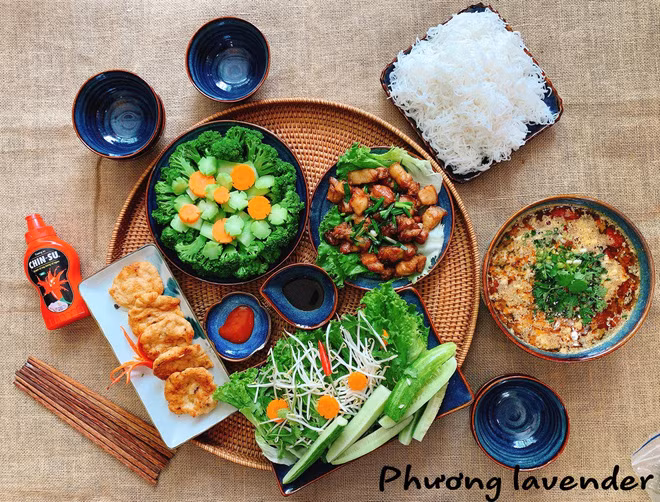 "Cảm giác nhìn mọi người ăn đồ mình nấu rồi khen ngon nó hạnh phúc và có thêm nhiều động lực lắm. Nói chung, những ai chưa biết nấu thì cũng nên học hỏi, tập tành vì bữa ăn gia đình có ý nghĩa rất quan trọng. Mọi việc đều có thể thành công nếu bạn thực sự quyết tâm, và yêu gia đình thì sẽ làm được thôi mà", chị Phương nói.