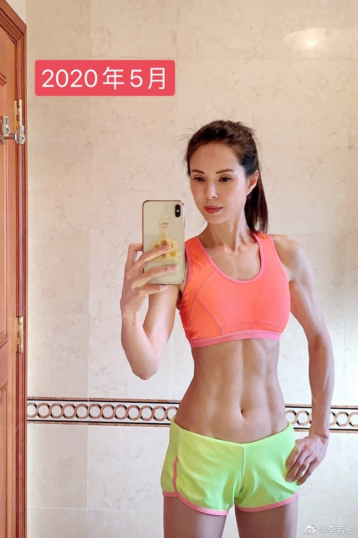 Trong tấm ảnh mới nhất mà Lý Nhược Đồng đăng tải, dễ dàng nhận thấy “cô cô” sở hữu vòng eo nhỏ nhắn nhưng săn chắc, body cân đối khiến nhiều người phải ghen tỵ. Sẽ thật khó tin khi biết Lý Nhược Đồng năm nay đã 47 tuổi, độ tuổi rất khó để giữ được vóc dáng hoàn hảo như vậy.