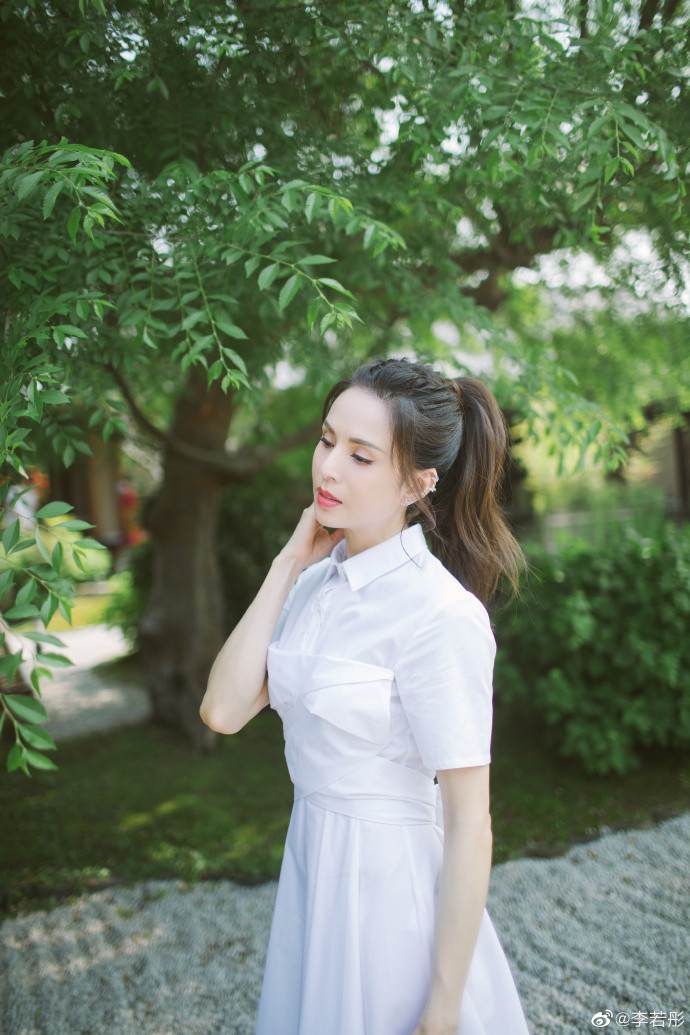 Cnet dậy sóng bởi body đáng mơ ước của "cô cô" Lý Nhược Đồng Cnet day song boi body dang mo uoc cua