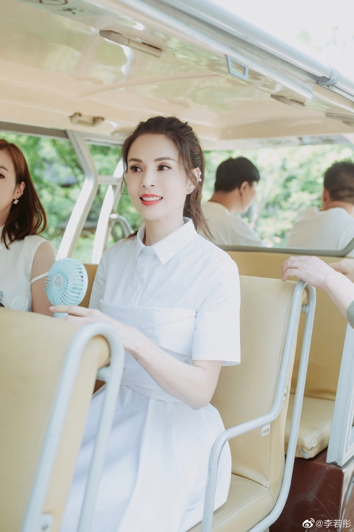 Bên cạnh đó, những tấm ảnh từ năm 2019 cũng cho thấy nữ diễn viên đã chăm chỉ tập luyện để giữ dáng cỡ nào. Ngoài ra, một vài tin đồn cho rằng “cô cô” khai gian tuổi từ 53 xuống 47. Tuy nhiên, điều này chẳng khiến Lý Nhược Đồng bị chỉ trích mà còn làm dân mạng ngưỡng mộ bởi nếu thực sự 53 thì khả năng giữ gìn nhan sắc, dáng vóc của Lý Nhược Đồng quá tốt rồi.