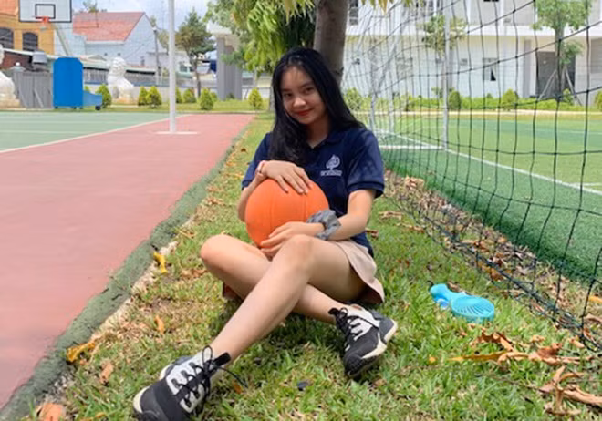 Khiết Tâm biết chơi guitar, ukulele và organ nhờ lên YouTube và tải app về tự học. Nhạc sĩ Hồ Hoài Anh nhận xét trong chương trình Thiếu niên nói: "Khiết Tâm hát hay, giọng vang có nhịp độ và cao độ rất tốt".