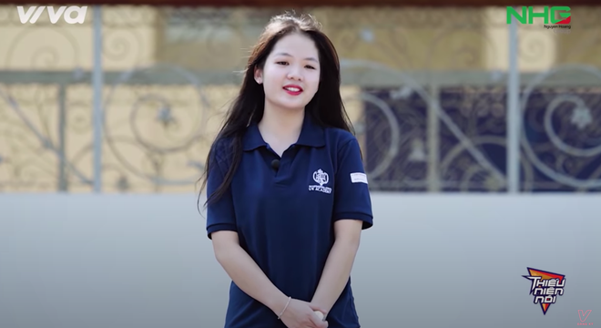 Cô bạn đầu tiên là Quỳnh Mai học lớp 11. Quỳnh Mai đã chia sẻ những tâm tư với bạn thân của mình, cám ơn bạn thân vì đã đến với cuộc đời và hiểu được tất cả mọi thứ khi nhìn qua ánh mắt.