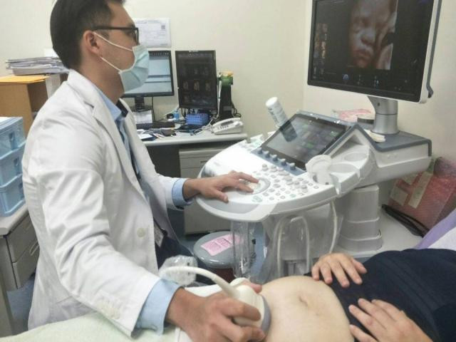 Dua vo moi cuoi di kham, chong chet lang khi nghe ket qua