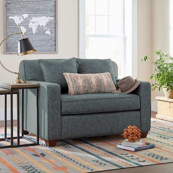 Chiếc ghế sofa màu ghi này với màu sắc và các đường nét đơn giản, phù hợp với cả không gian hiện đại và cổ điển.