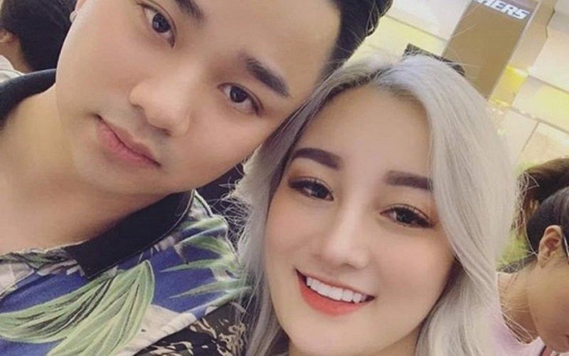 Hữu Công từng gây xôn xao với màn "khẩu chiến" với bạn gái cũ Linh Miu. Khép lại ồn ào này, anh chuyên tâm chăm sóc tổ ấm nhỏ của mình.