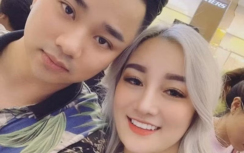 Hữu Công từng gây xôn xao với màn "khẩu chiến" với bạn gái cũ Linh Miu. Khép lại ồn ào này, anh chuyên tâm chăm sóc tổ ấm nhỏ của mình.