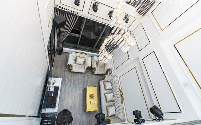 Ngoài xây nhà cho bố mẹ, sau khi kết hôn với Thủy Tiên, Hữu Công còn tậu căn hộ chung cư ở Thanh Xuân, Hà Nội. Căn hộ rộng khoảng 80m2, có giá thô hơn 2 tỉ đồng sau khi hoàn thiện nội thất lên khoảng 2,7 tỉ đồng.