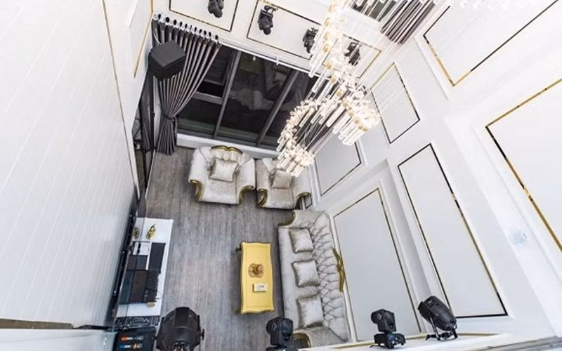 Ngoài xây nhà cho bố mẹ, sau khi kết hôn với Thủy Tiên, Hữu Công còn tậu căn hộ chung cư ở Thanh Xuân, Hà Nội. Căn hộ rộng khoảng 80m2, có giá thô hơn 2 tỉ đồng sau khi hoàn thiện nội thất lên khoảng 2,7 tỉ đồng.