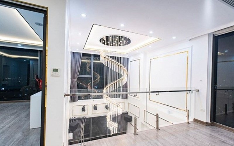 Thế nhưng, sau đó vợ chồng Hữu Công đã mua nhà đất. Cặp đôi đã hoàn thiện nội thất trước Tết Nguyên đán 2020. Mới đây, Hữu Công đã khoe tường tận mọi ngõ ngách bên trong căn hộ mới của mình. So với bản demo thì nhà mới của Hữu Công và bà xã đẹp hơn rất nhiều.