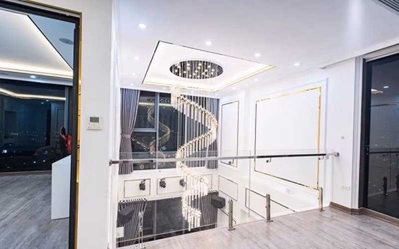 Thế nhưng, sau đó vợ chồng Hữu Công đã mua nhà đất. Cặp đôi đã hoàn thiện nội thất trước Tết Nguyên đán 2020. Mới đây, Hữu Công đã khoe tường tận mọi ngõ ngách bên trong căn hộ mới của mình. So với bản demo thì nhà mới của Hữu Công và bà xã đẹp hơn rất nhiều.